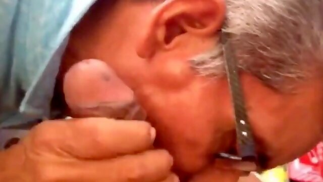 Mamada al aire libre con un papi maduro 2