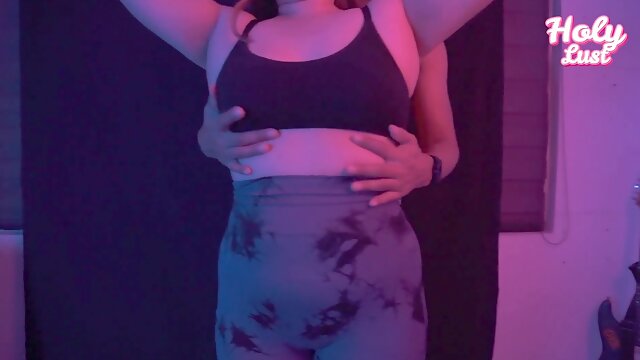 Hot goth girl with a big ass in tight gym leggings