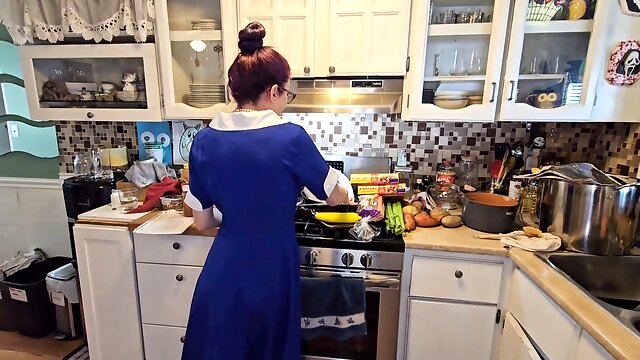 Turkish Oma, Türkische Hausfrau, Oma In Der Küche