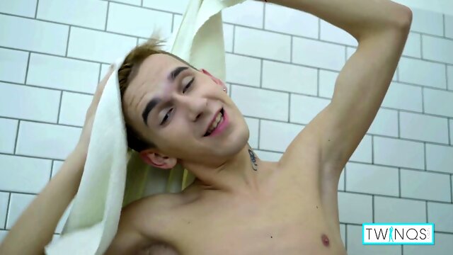 Slim dude William teases his nipples and masturbates in steamy solo session!