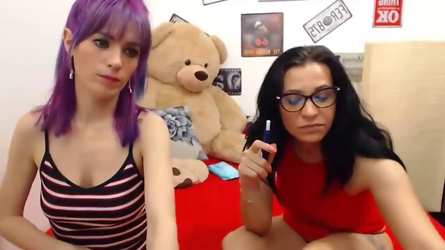 Amateur lesbian foot fetish babes enjoy themselves on webcam