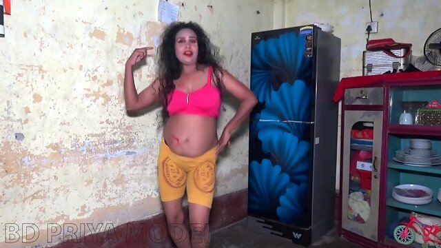 Seductive room dance performed by a charming Deshi lady