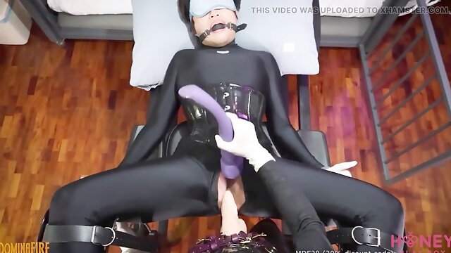 Intense strapon pegging session with lesbian babes