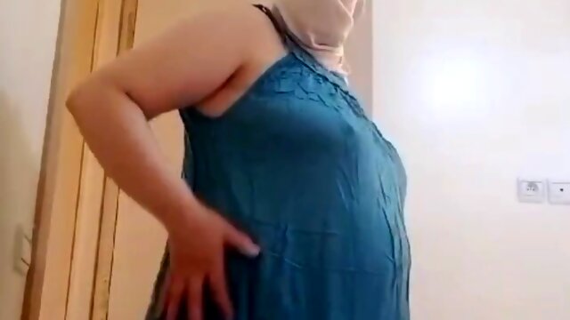 Arab milf in hijab caught masturbating and squirting in Morocco 2024