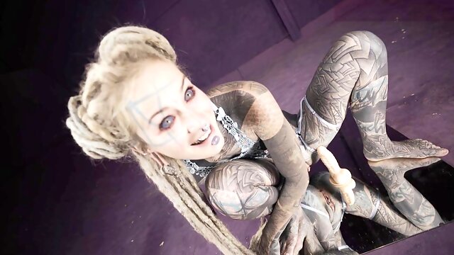 Homemade emo goth Anuskatzz enjoys solo female masturbation in front of the mirror