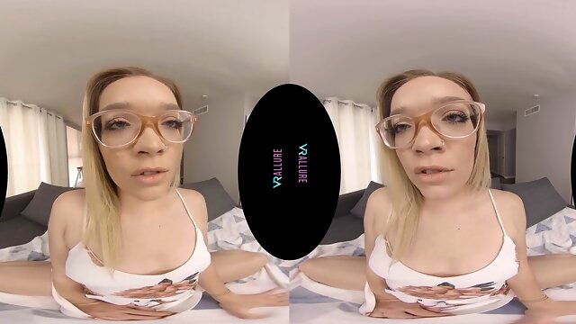 Katie Kush gets rid of boredom and loneliness in VRALLURE experience