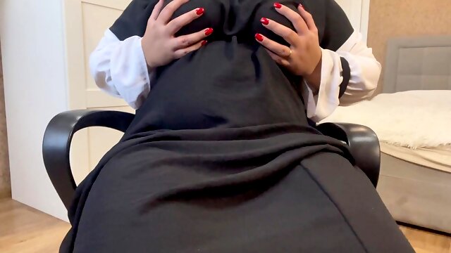 Arab milf Lux Eva in dirty sneakers pleasures herself