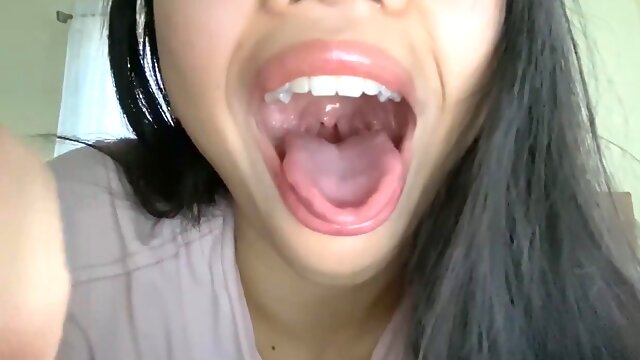 18-year-old gives blowjob while encouraging cumshot