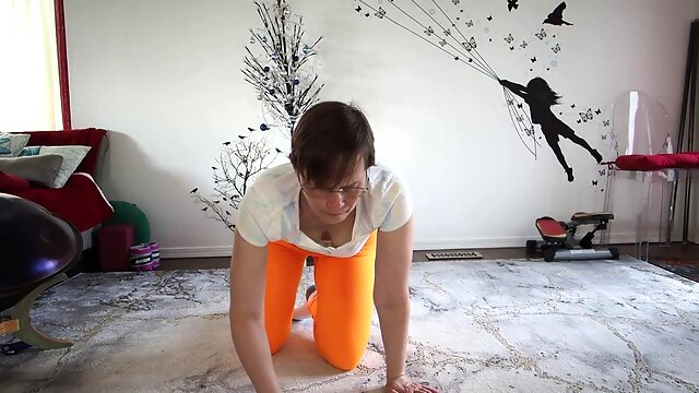 Mature Russian yoga instructor MILF teaches yoga class in HD with a twist