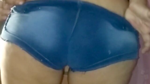 Sexy Stepmom shaking her voluptuous booty while dancing seductively