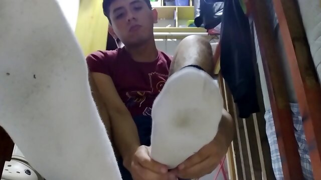 Gay foot worship with cumshot on socked feet