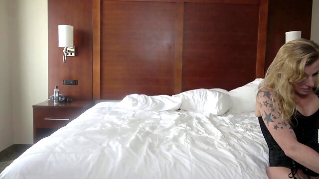 Haily Skullz masturbates and reaches climax