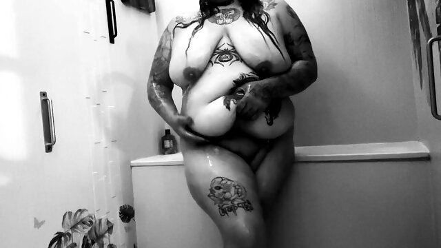 Curvy fetish babe shows off her saggy skin in the shower