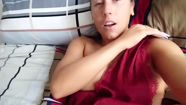 Mature lady has fun with a hairbrush!