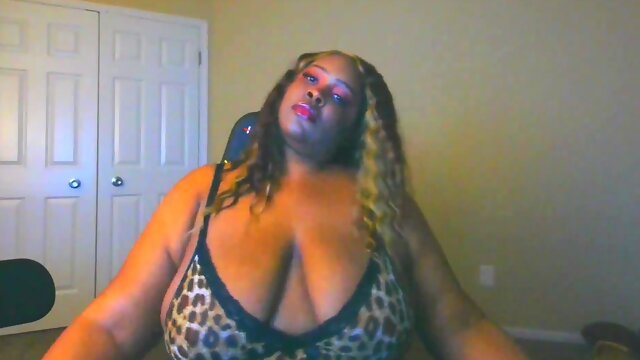 Trina Foxx, curvy ebony cam girl, shakes her massive booty and gives titjobs on webcam!