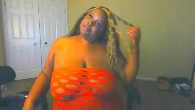 Voluptuous ebony webcam model Trina Foxx flaunts her curves