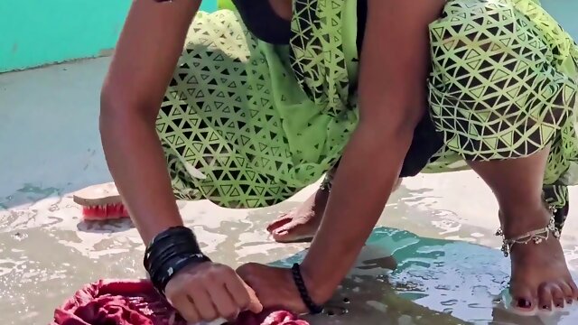 Desi lovers from India start steamy Hindi sex video on the bus