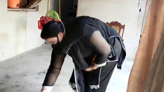 Amateur Pakistani couple shares intimate homemade video