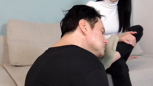 Naughty neighbor indulges in foot fetish pleasures!