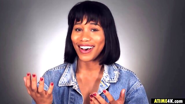 Ebony seductress Jenna Foxx expertly pleasures herself