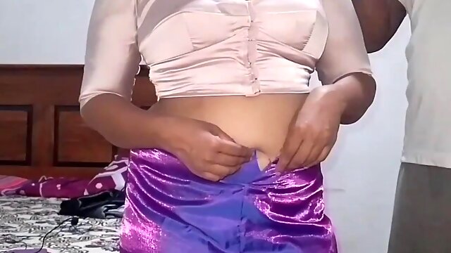 Indian mature woman in traditional saree screws a young guy