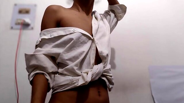 Desi Bhabhi fingers her pussy until she squirts