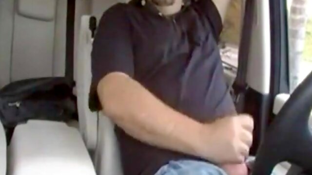 Bear exhibitionist: cumshot in auto 3