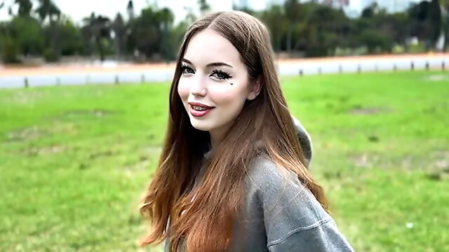 I Helped a Stranger Girl and She Let Me Cum in Her Crempai