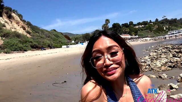 Brunette Jade Kimiko with hot ass gets fingered in a car