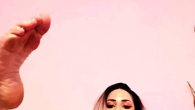 Stacked babe has fun making herself cum hard on webcam