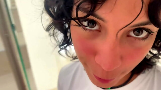 Mi Hermanastra Hace Una Travesura En El Cuarto De Mis Padrastros Y Yo La Foll...