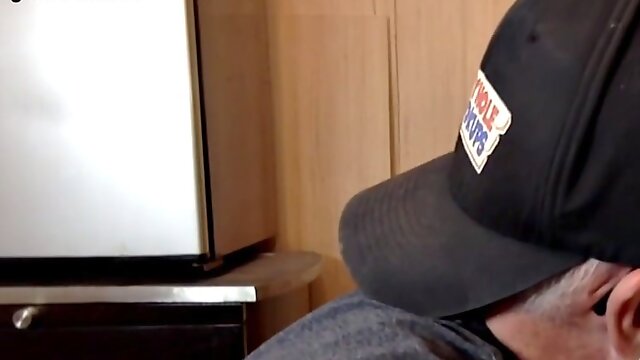 Gloryhole DILF blows dick in homemade closeup