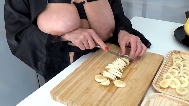 Big Hanging Tits Cook Breakfast