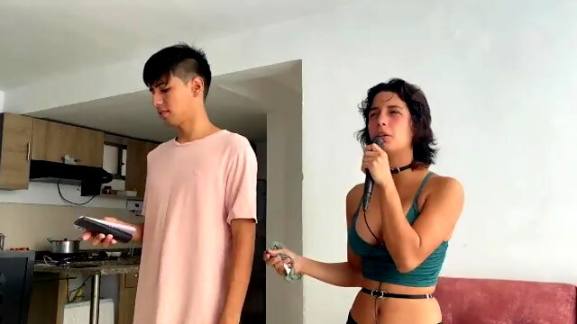 Ayudo a Mi Pequea Hermanastra Con Sus Clases De Canto Y Le Penetro Esa Garga...