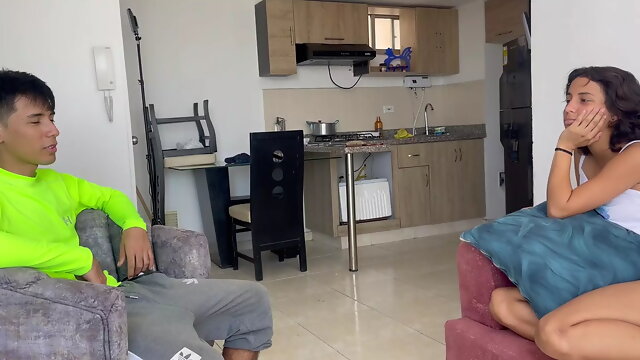 Me Cojo Rico En El Bao a Mi Pequea Hermanastra Antes De Salir Con Su Novio.