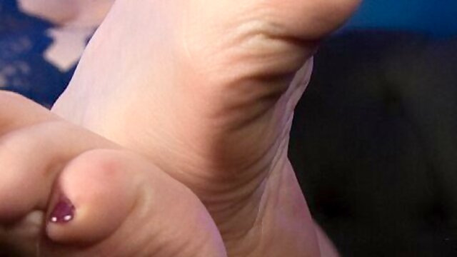 Missquinn Lotions Her Feet