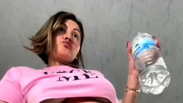 Mature woman showing her pussy on camera 8452368898501204589