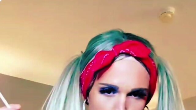 Sissy Smoking, Blonde