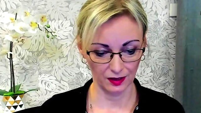 Amateur German MILF poses on webcam