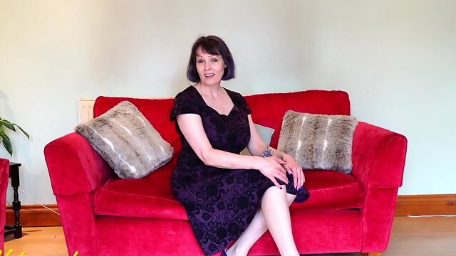 British Mature MILF Tigger Plays With Her Shaved Pussy