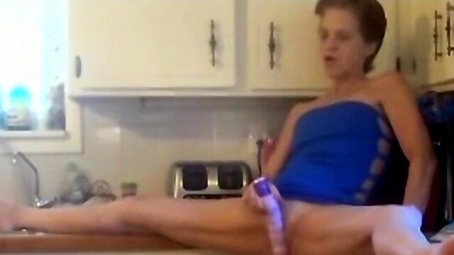 Homemade video of a mature woman pleasuring her love tube