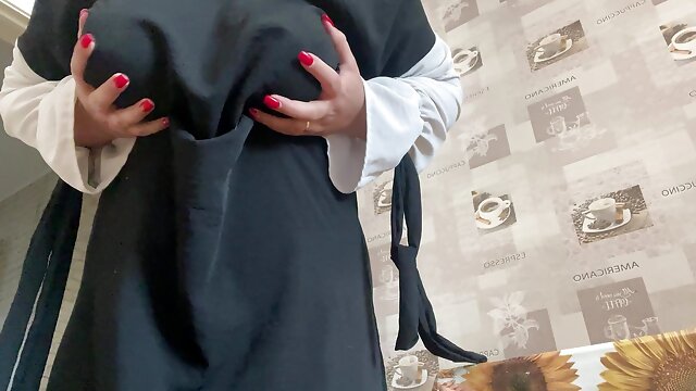 Sexy Moroccan MILF in Hijab