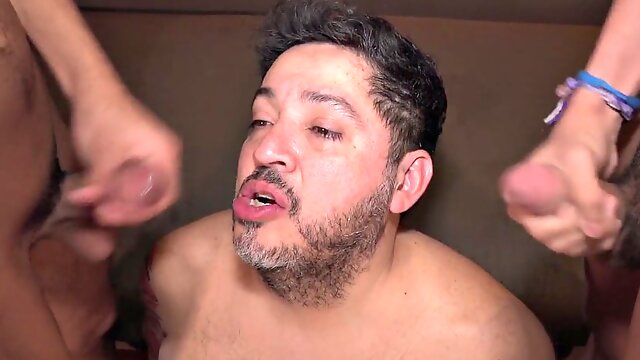 Chubby DILF shares doubledildo in 3some with twink