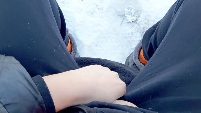 I masturbate riskily in a public park on people