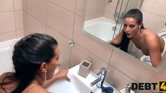 Cheating MILF pays for her depth with her mouth