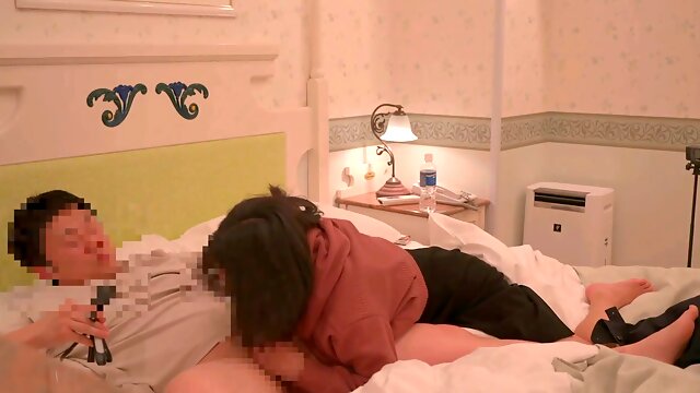 Experienced mom gives an incredible blowjob