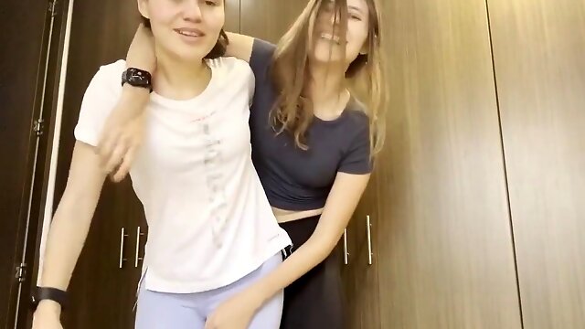 2 lezzies Have hump in the Car