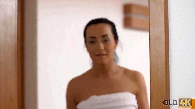 Old4k. morning douche makes dark haired glutton for boyfriends old weenie