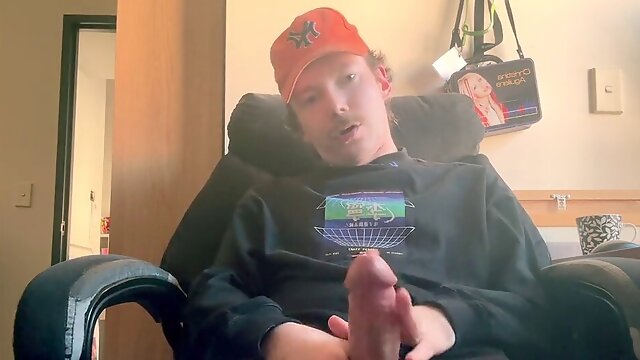 Hung lad wanking off, selfsucking and showcasing culo