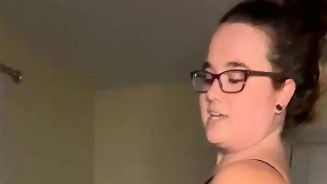 Brunette solo masturbation on webcam